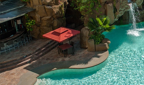 Diamond Hotel - Poolside Bar - Resort In Manila Area